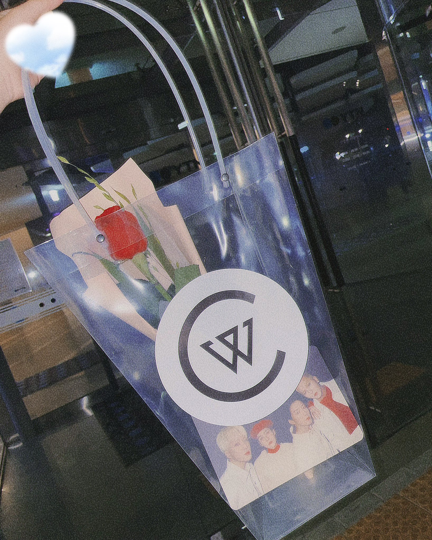 [잡담] 위너 머야 사녹끝나고 팬들한데 꽃 줬대 | 인스티즈