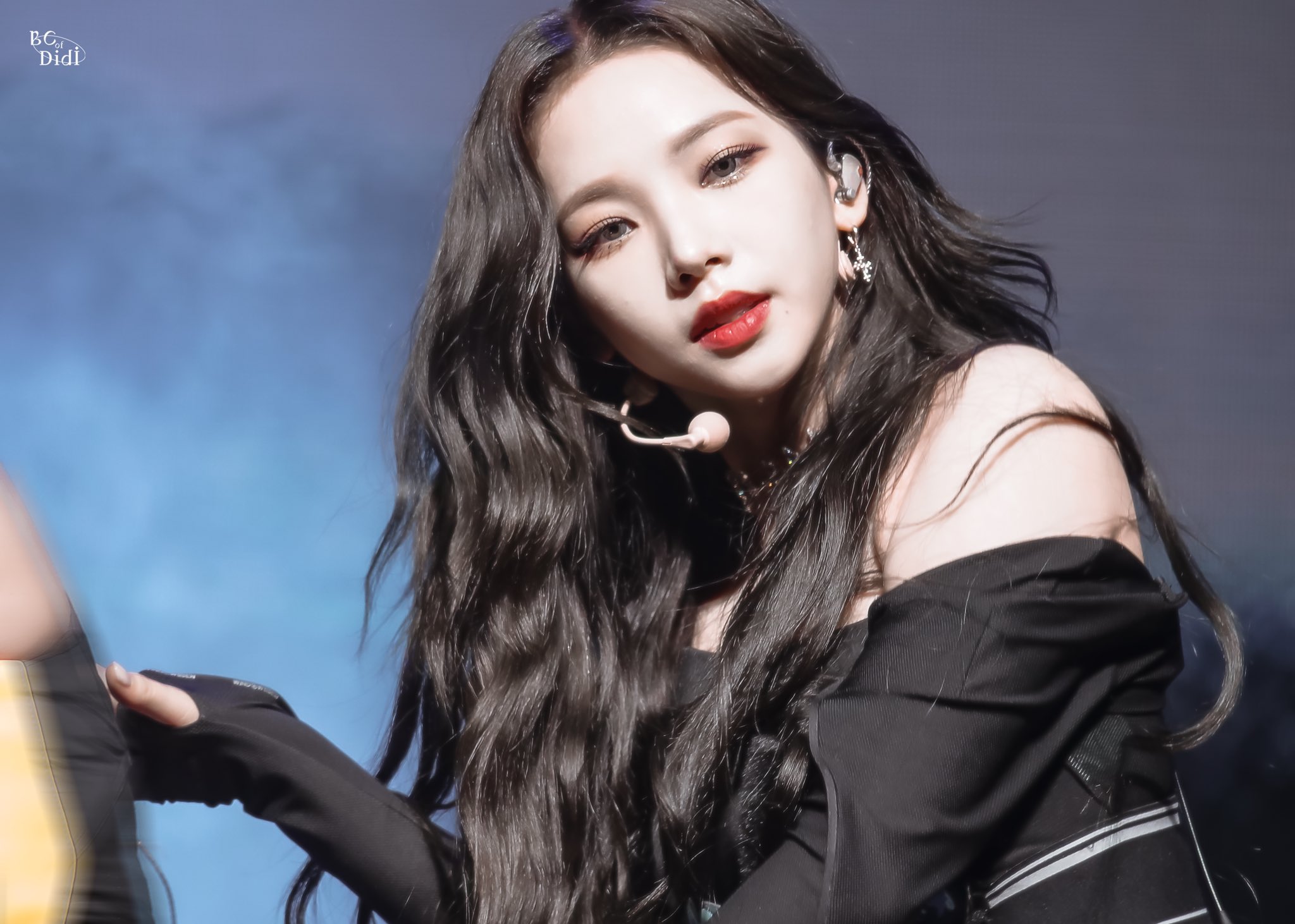 [잡담] 카리나 이 두 사진 중에 뭐가 더 잘 나온 것 같애? | 인스티즈