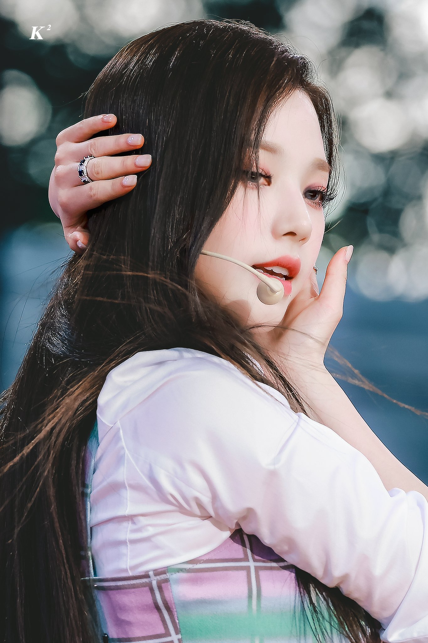 [잡담] 카리나 이 두 사진 중에 뭐가 더 잘 나온 것 같애? | 인스티즈