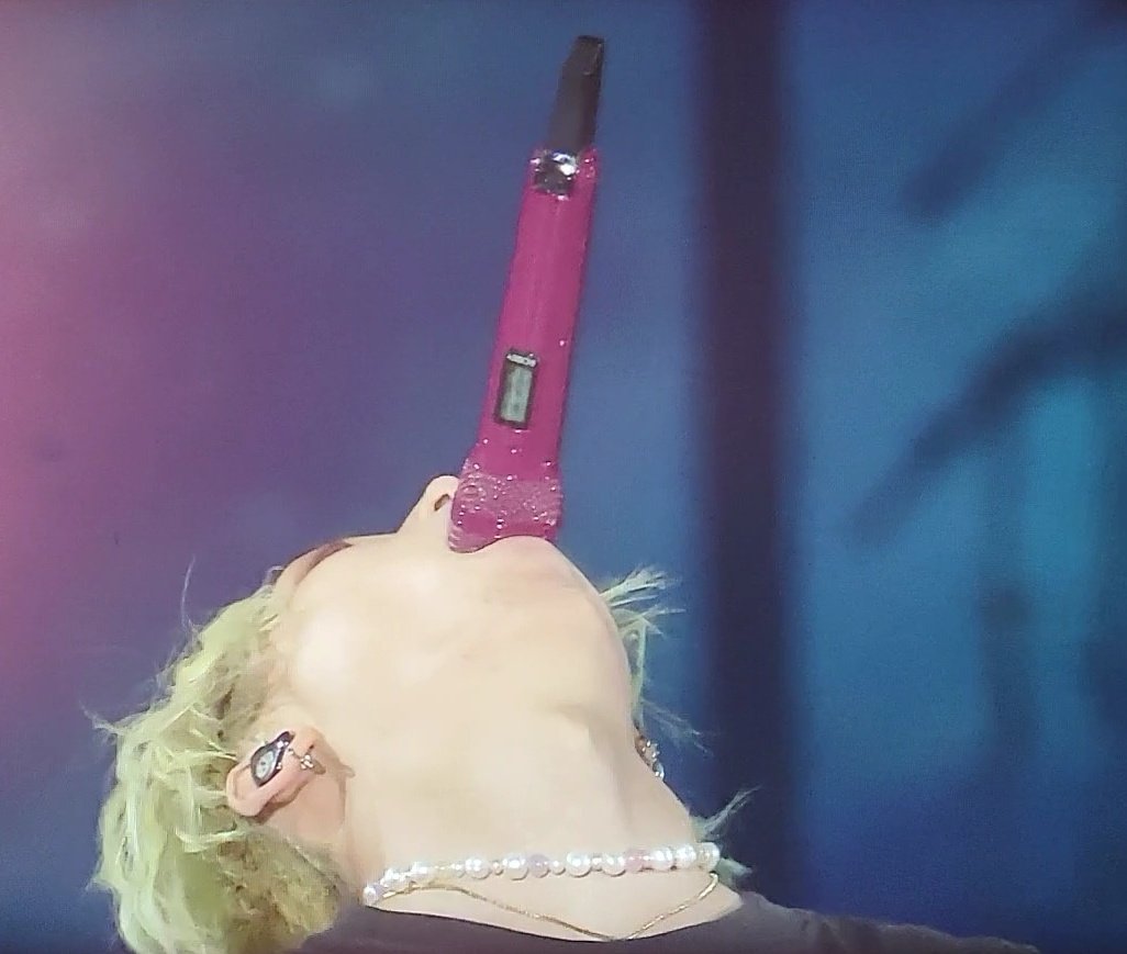 [잡담] 오늘 바비 콘서트에서 마이크 삼킴 | 인스티즈