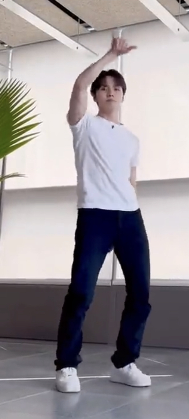 [잡담] 세븐틴 버논... 이 아북곰의 사복이 좋아서 미치겠습니다 | 인스티즈