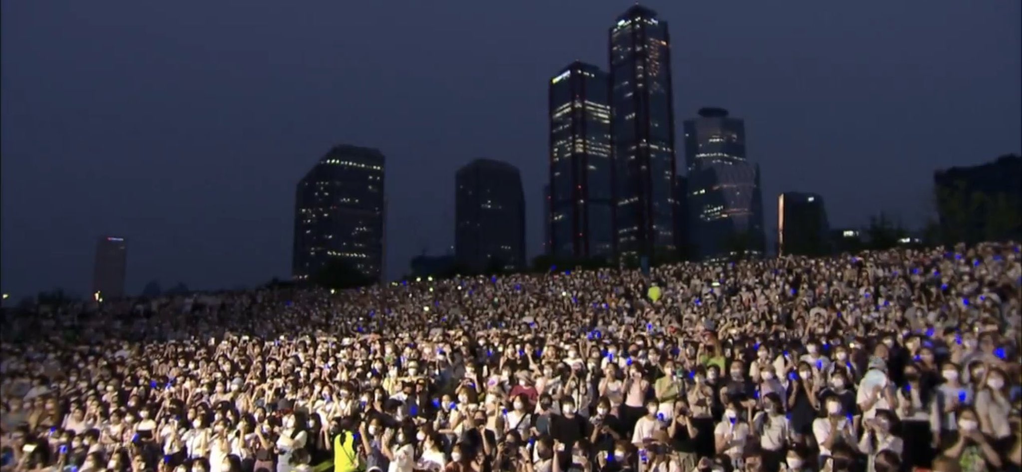 [잡담] 와 위너 게릴라 공연 사람 모인거봐... | 인스티즈