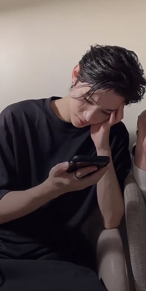 [잡담] 진짜 이용복 왜 자기가 흑발하면 어려보일거라 생각한거임..? | 인스티즈