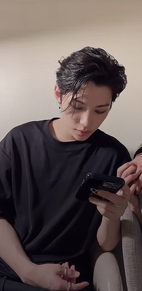 [잡담] 진짜 이용복 왜 자기가 흑발하면 어려보일거라 생각한거임..? | 인스티즈