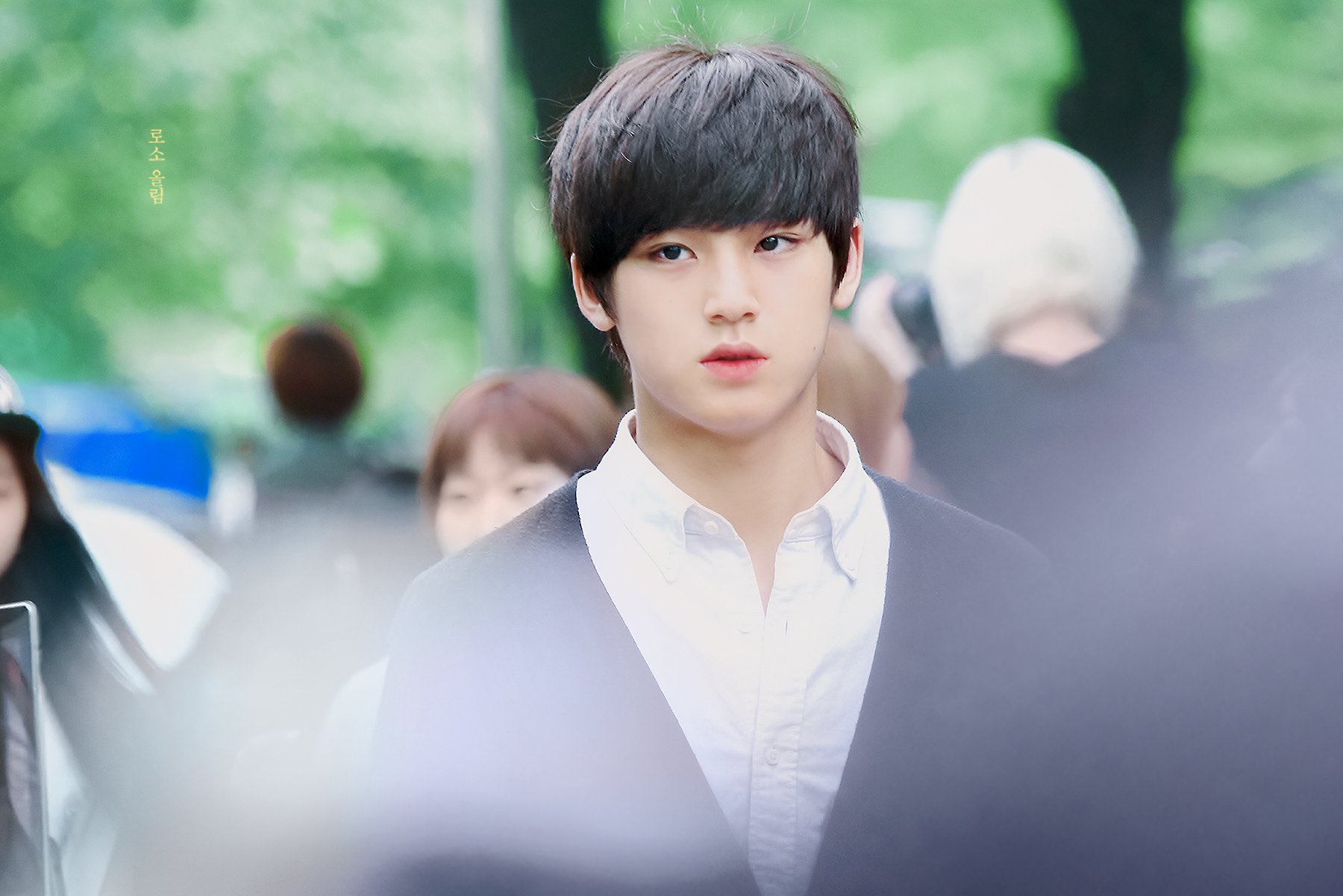 [잡담] 민규 데뷔 전 뮤뱅출근길 얼굴에 애기라고 써있어 | 인스티즈