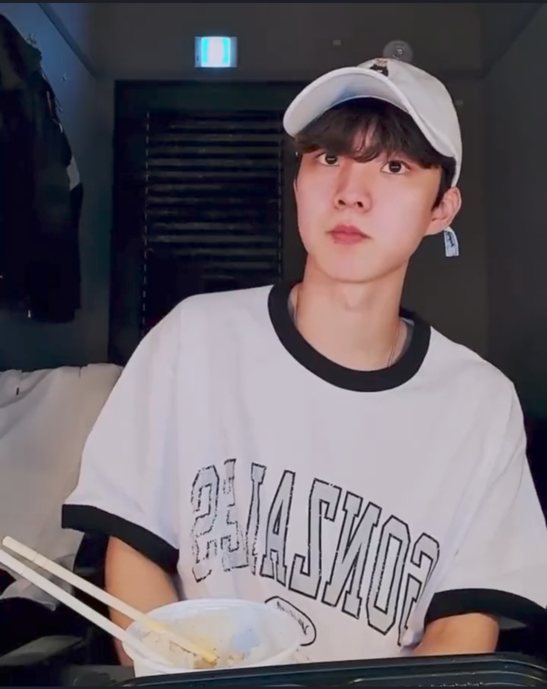 [잡담] 더보이즈 큐 이날 옷 정보 아는 사람 있을까 | 인스티즈