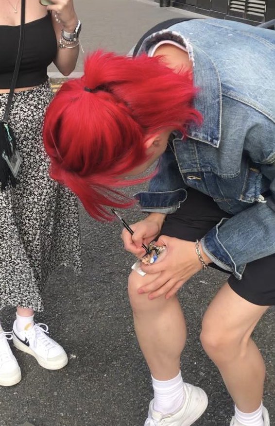 [잡담] 싸인해줄 받침대없어서 허벅지에대고 싸인해주는 아이돌 어떰 | 인스티즈