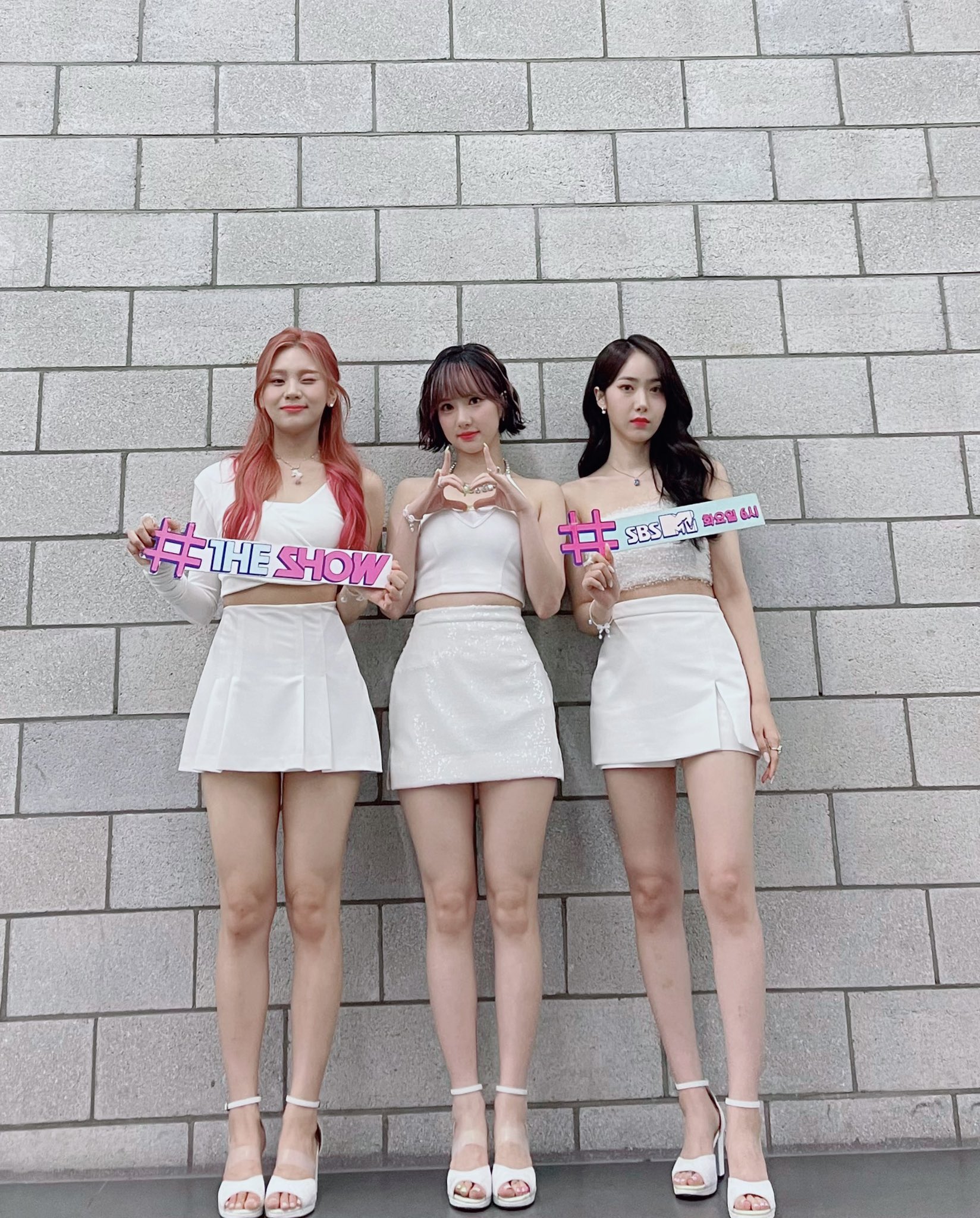 [잡담] 비비지 오늘 더쇼 의상 | 인스티즈