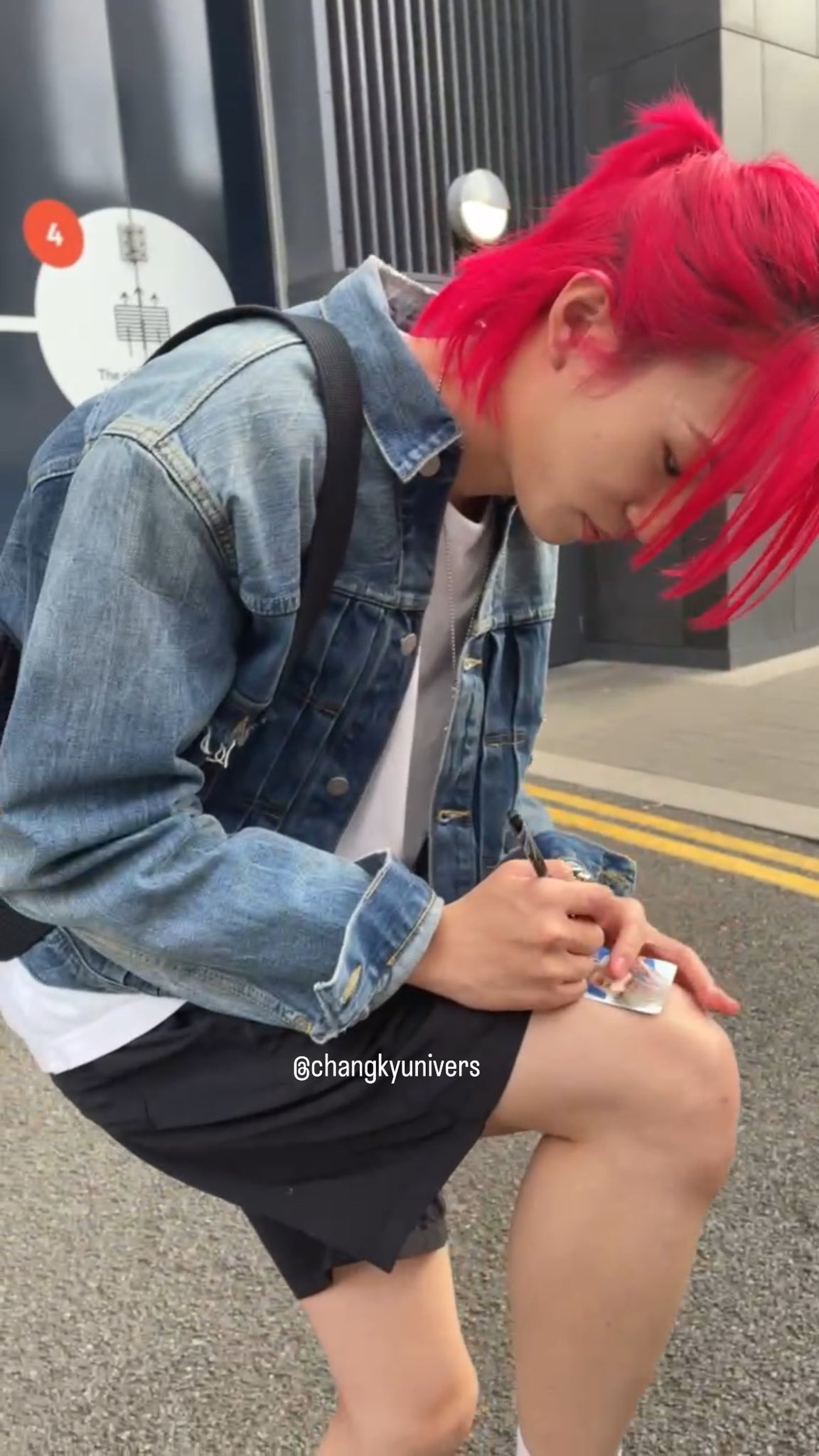 [잡담] 싸인해줄 받침대없어서 허벅지에대고 싸인해주는 아이돌 어떰 | 인스티즈