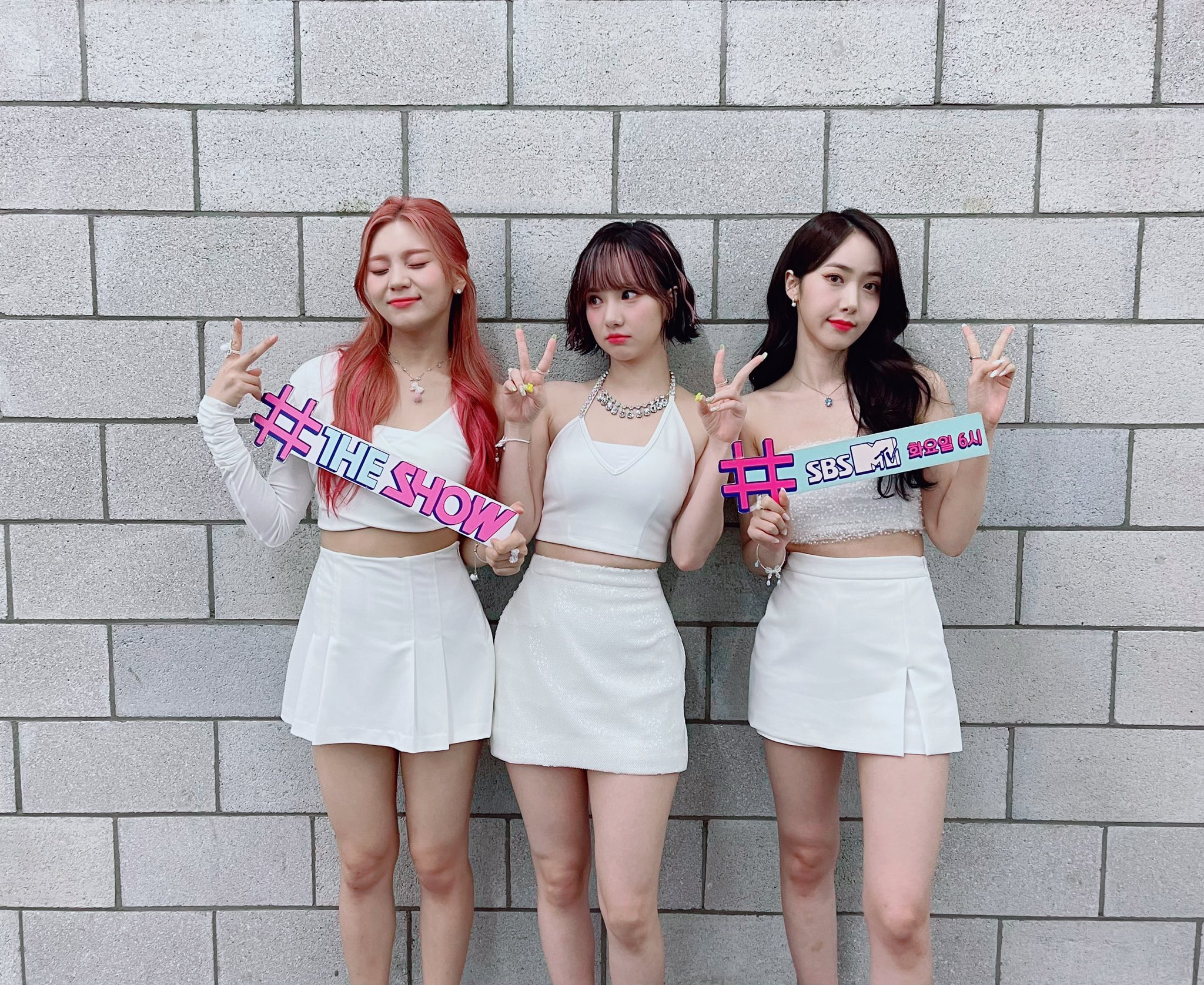 [잡담] 비비지 오늘 더쇼 의상 | 인스티즈