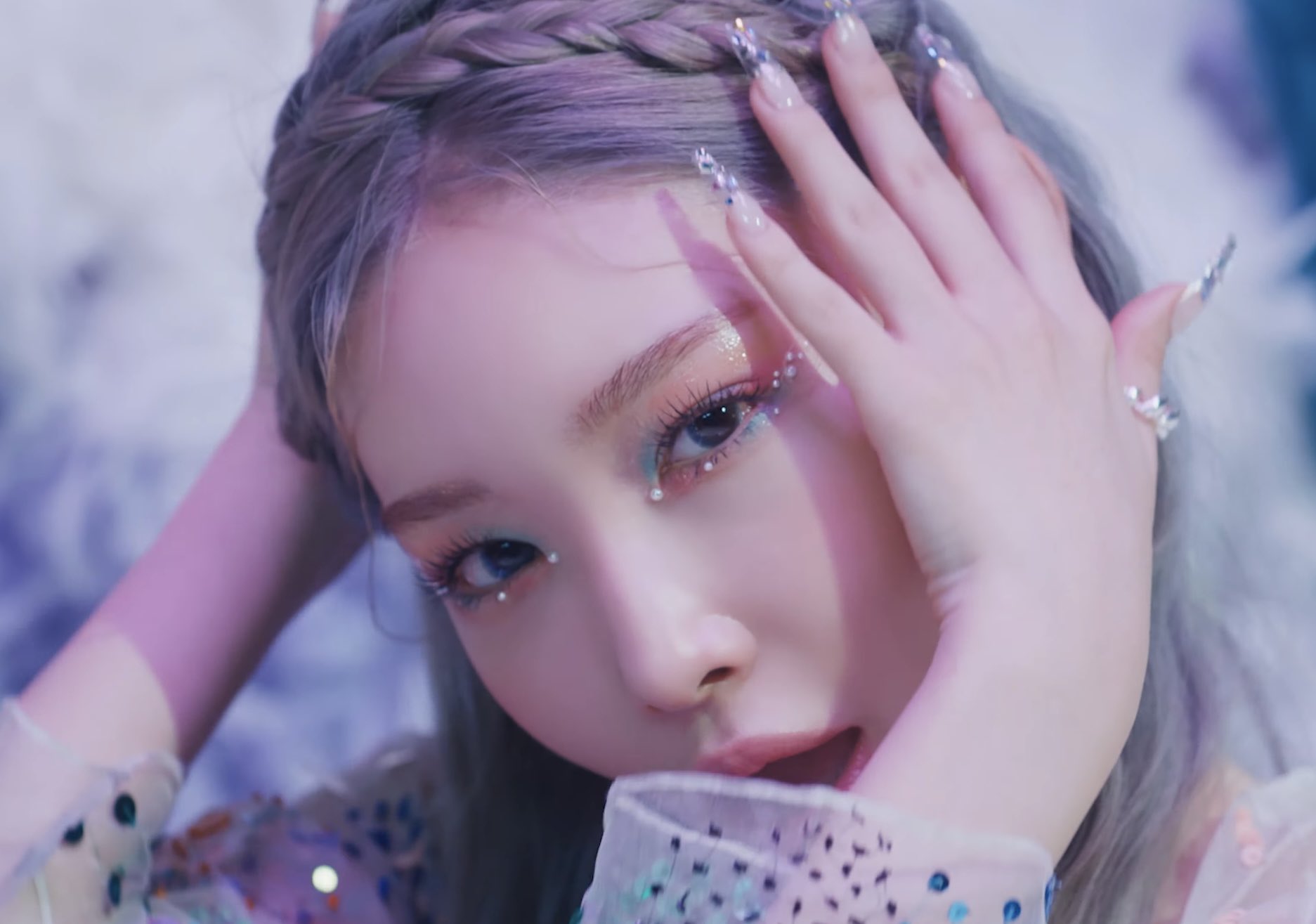 [잡담] 청하 이런 메이크업 잘받는거 신기하다 | 인스티즈