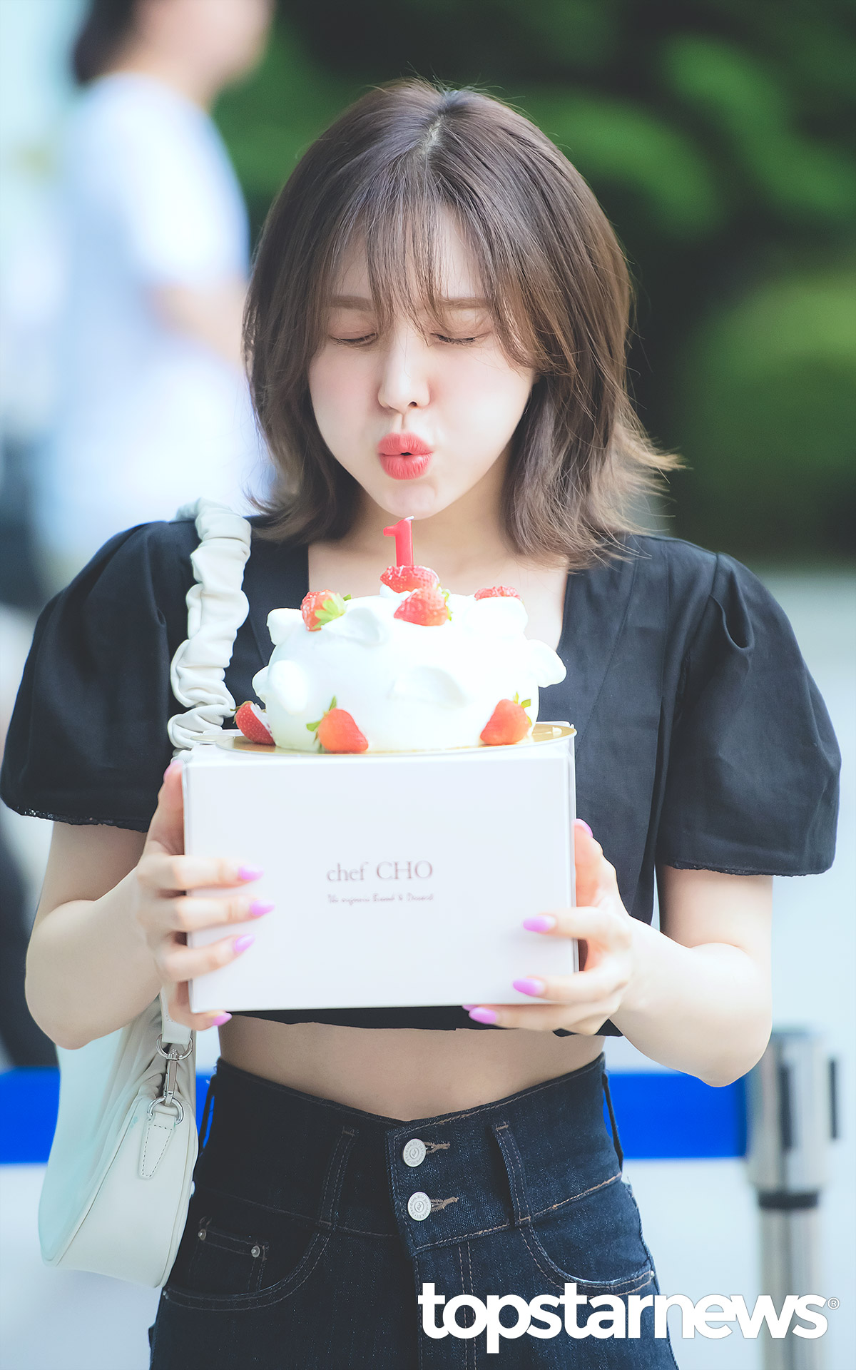 [잡담] 웬디 오늘 팬,기자들한테 떡 돌림 | 인스티즈