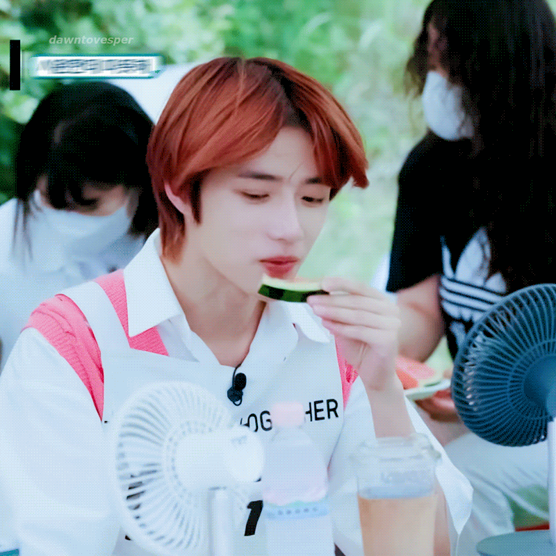 [잡담] 그냥 수박 먹는 것 뿐인데 혼자 청춘영화 찍고있음(투바투 범규) | 인스티즈