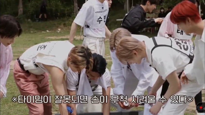 [잡담] 하얀 후배들 사이에서 혼자 검은 황민현 | 인스티즈