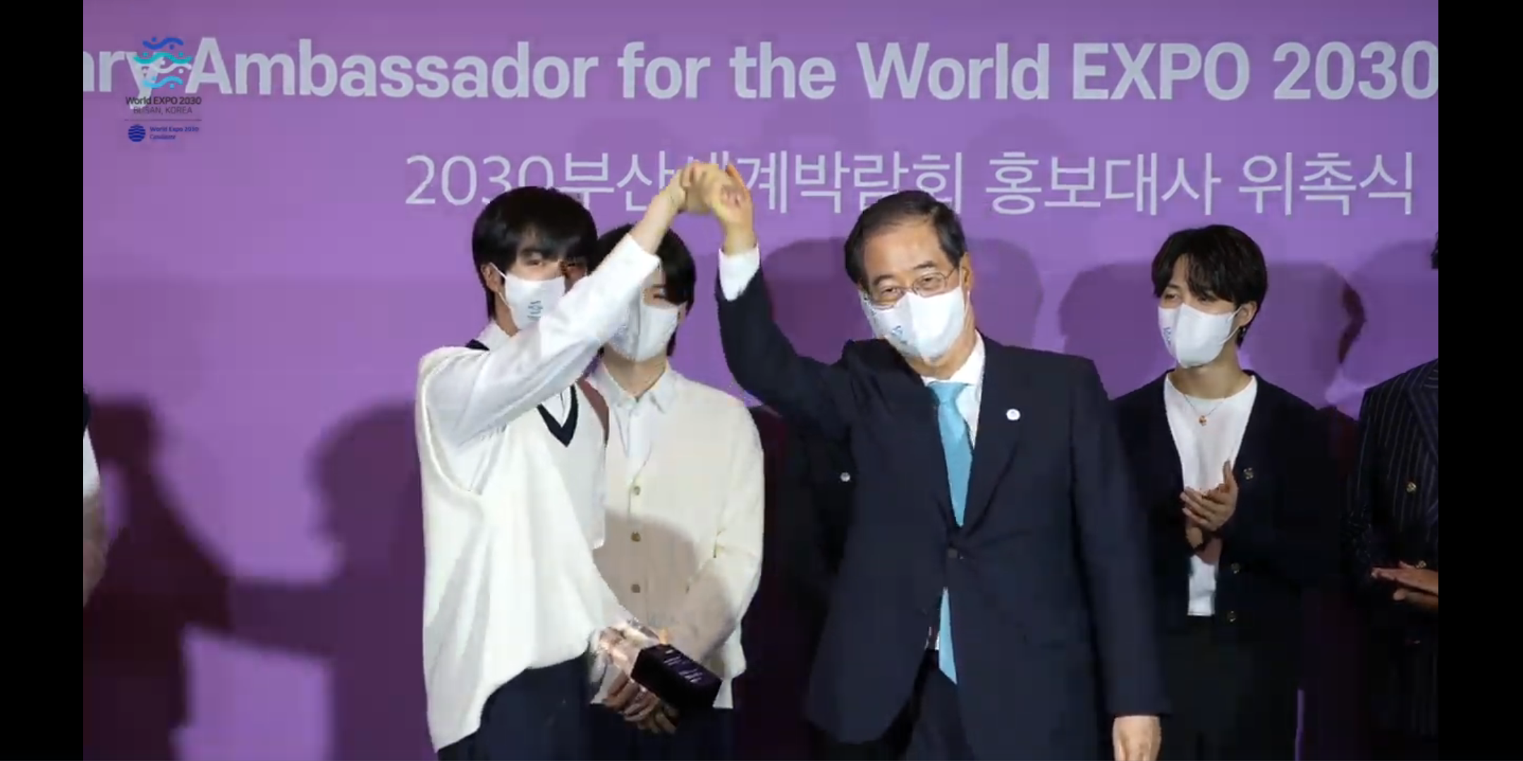 [잡담] 오늘 방탄 이거 오늘 처음 본 집사친구가 앞발 잡아서 모옹~한 댕냥이 같음 | 인스티즈