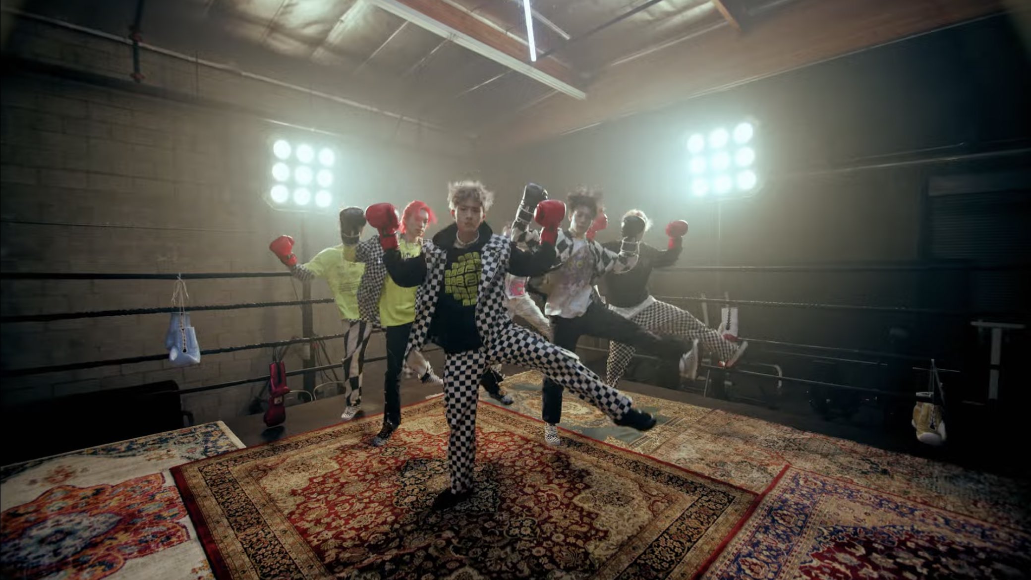 [잡담] 자세히 보면 난해한데 또 괜찮아 보이는거 무엇 | 인스티즈