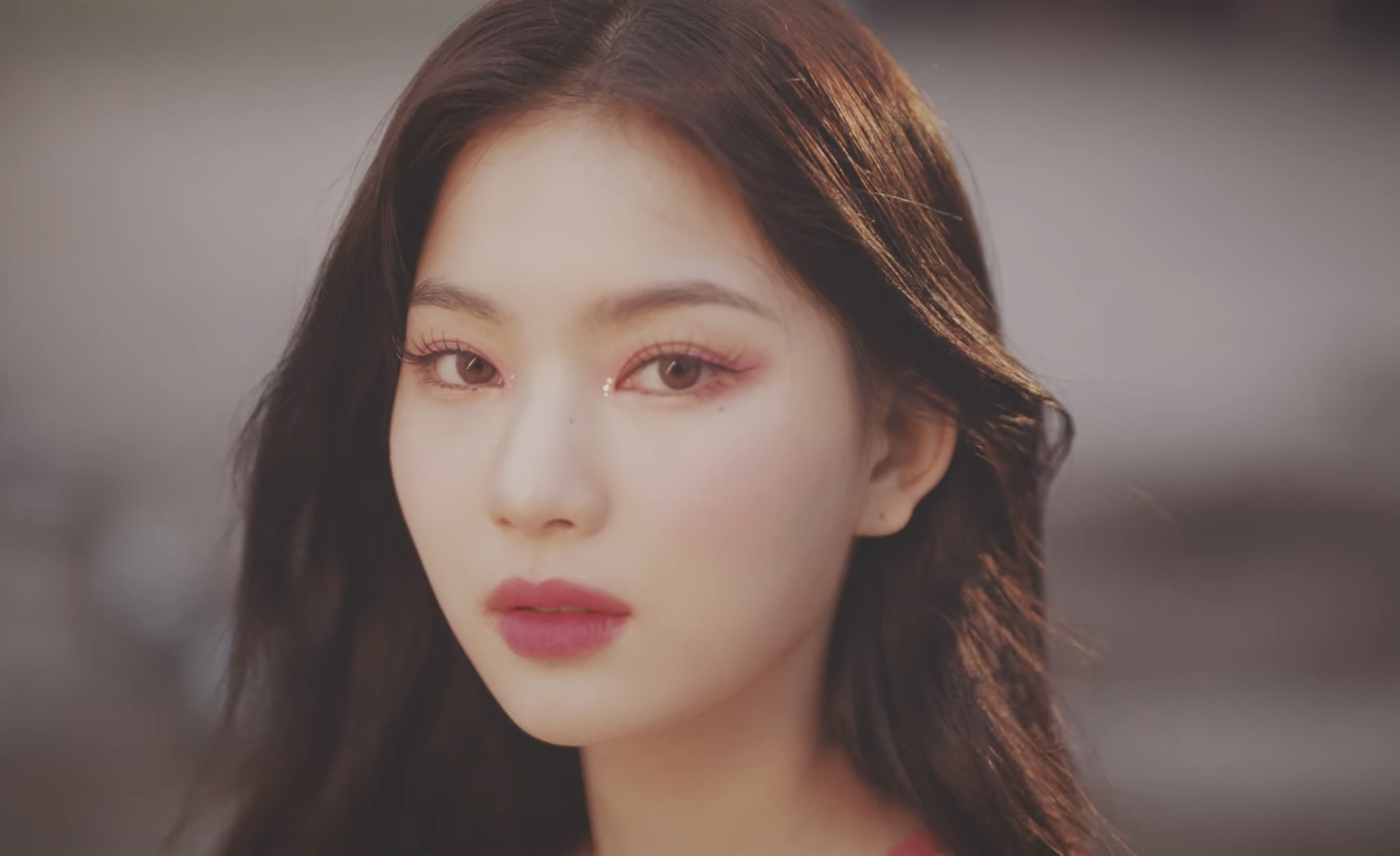 [잡담] 아이사 이번 뮤비 얼굴 개쩌는거 왜 아무도 안 알려줌 | 인스티즈