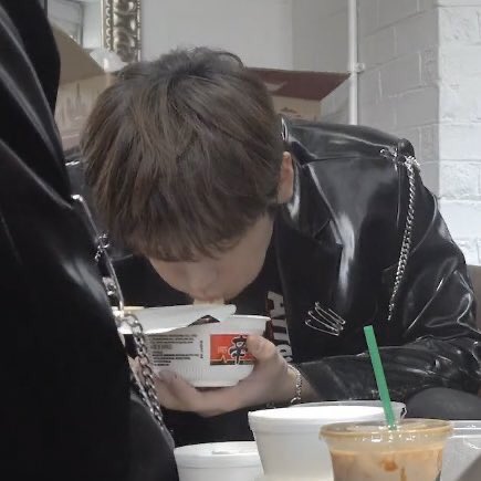 [잡담] 먹을 때만 햄스터 되는 고양이상 남돌 | 인스티즈