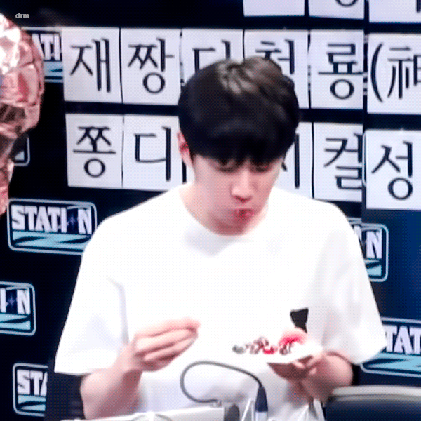 [잡담] 케이크를 왜이리 사랑스럽게 먹냐구 | 인스티즈