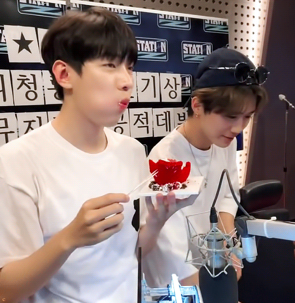 [잡담] 케이크를 왜이리 사랑스럽게 먹냐구 | 인스티즈