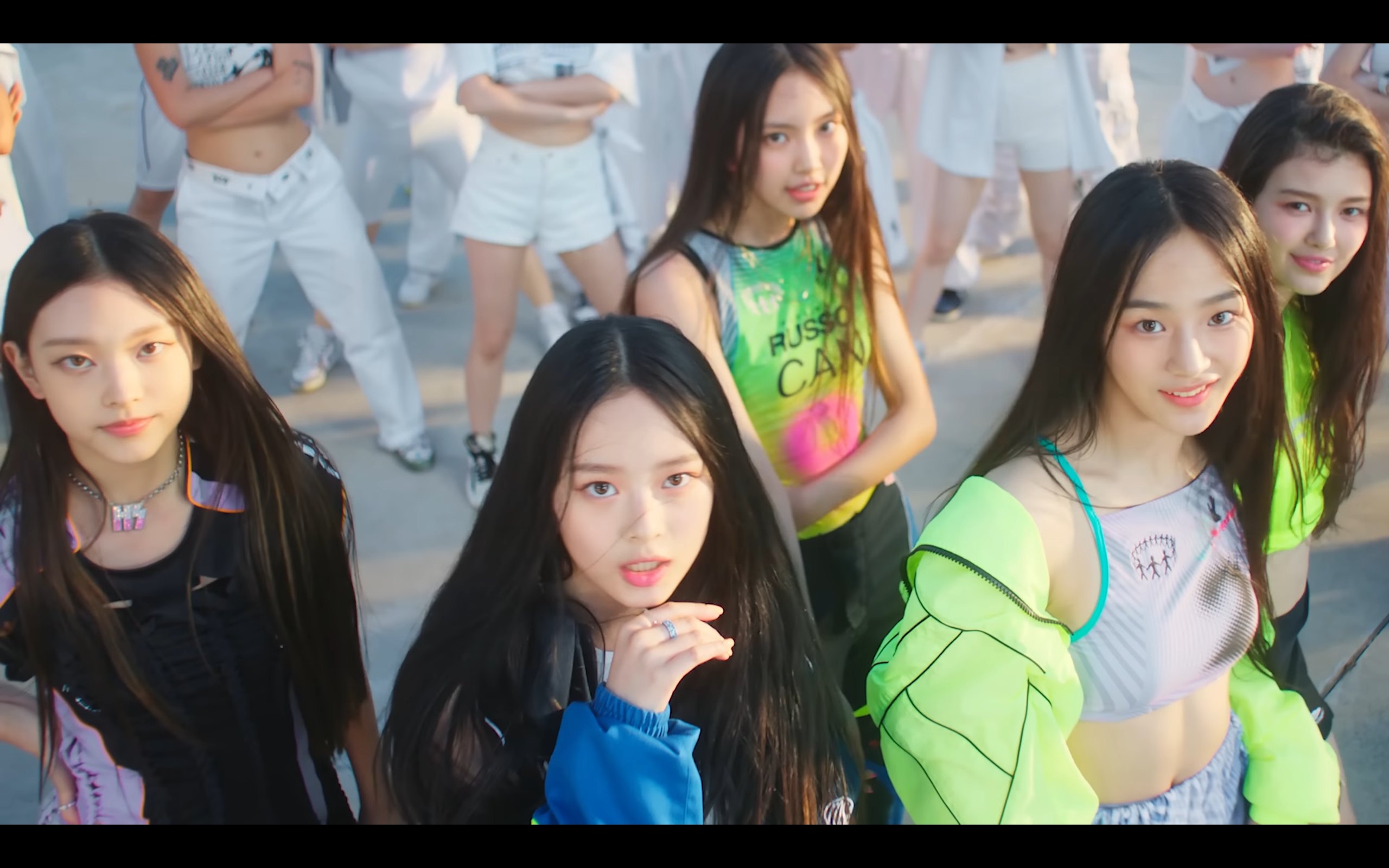 [잡담] 뉴진스 이 사람이 누구야? 도저히 모르겠어 | 인스티즈