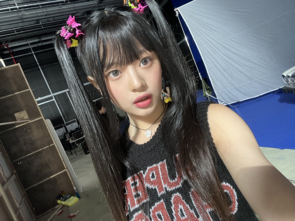 [잡담] 뉴진스 포닝에 있는 사진 ㄹㅇ 인스타감성 키치감성 개오짐 | 인스티즈