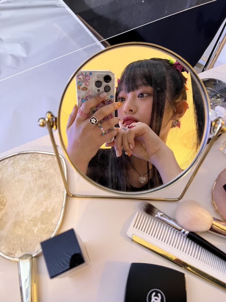 [잡담] 뉴진스 포닝에 있는 사진 ㄹㅇ 인스타감성 키치감성 개오짐 | 인스티즈