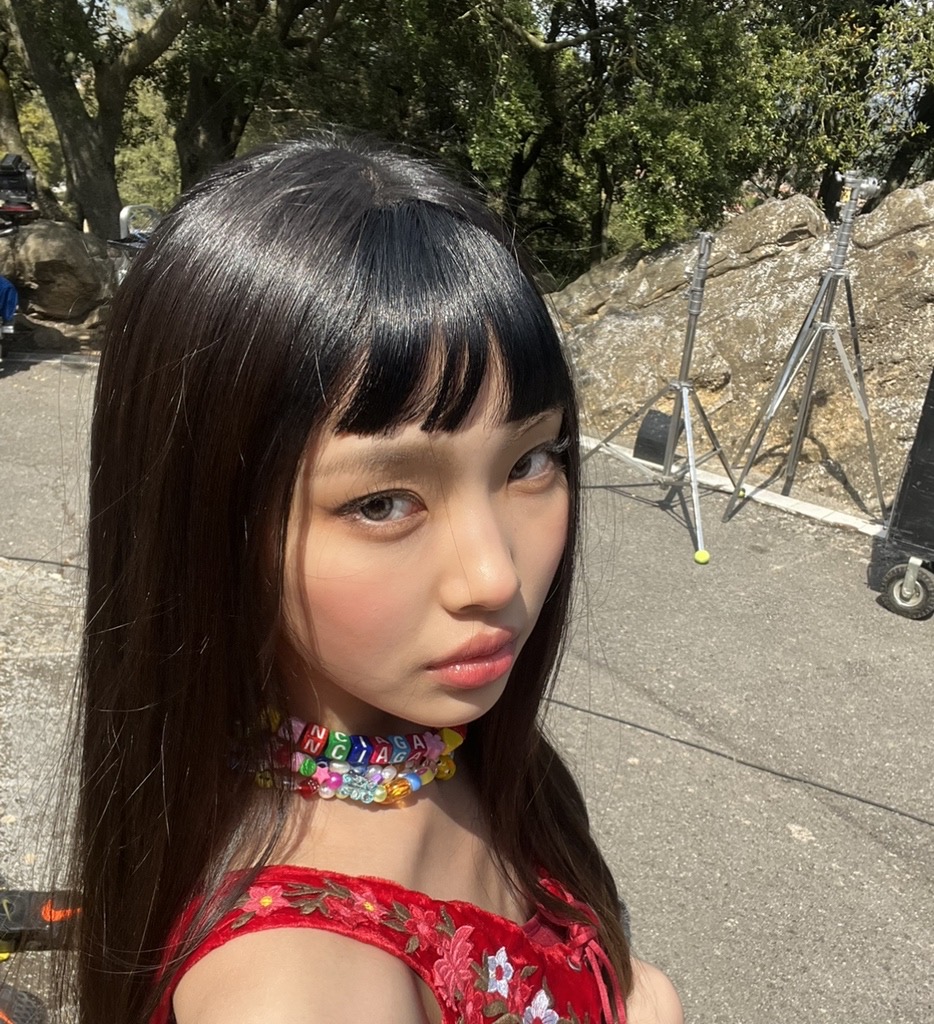 [잡담] 뉴진스 포닝에 있는 사진 ㄹㅇ 인스타감성 키치감성 개오짐 | 인스티즈