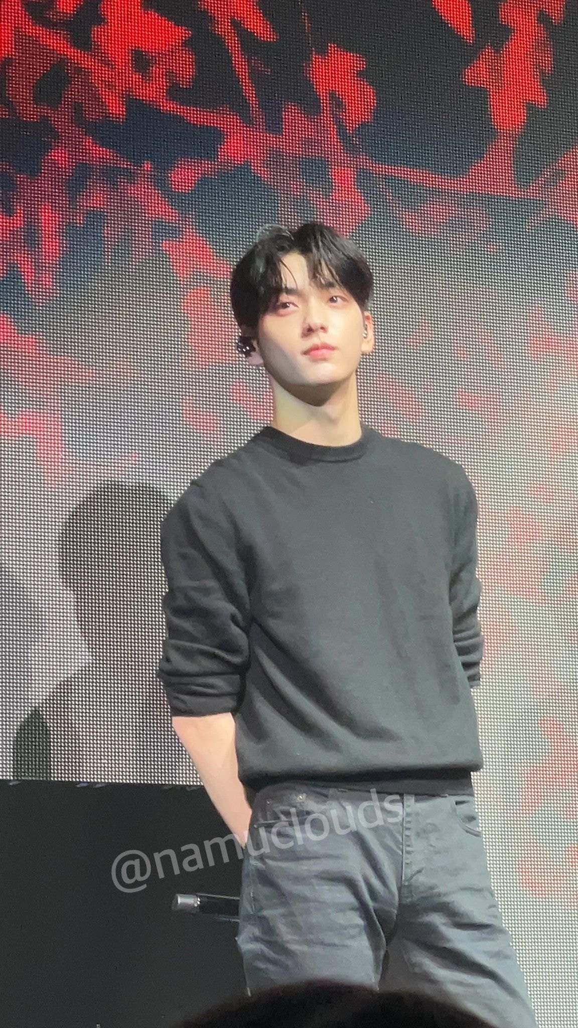 [잡담] 투바투 수빈 이 사진...영화 무대인사 하러 온 신인배우같다.. | 인스티즈