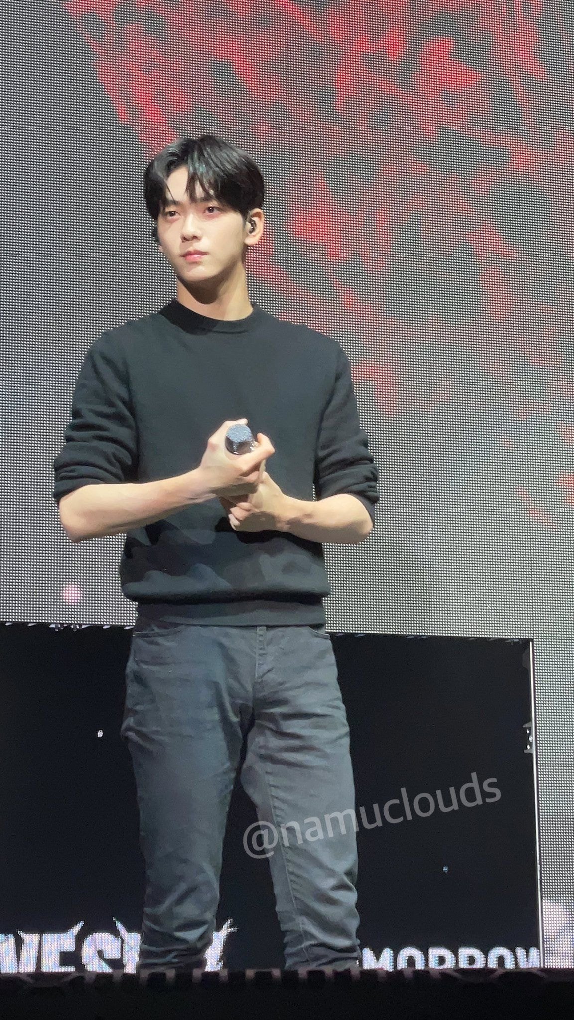 [잡담] 투바투 수빈 이 사진...영화 무대인사 하러 온 신인배우같다.. | 인스티즈