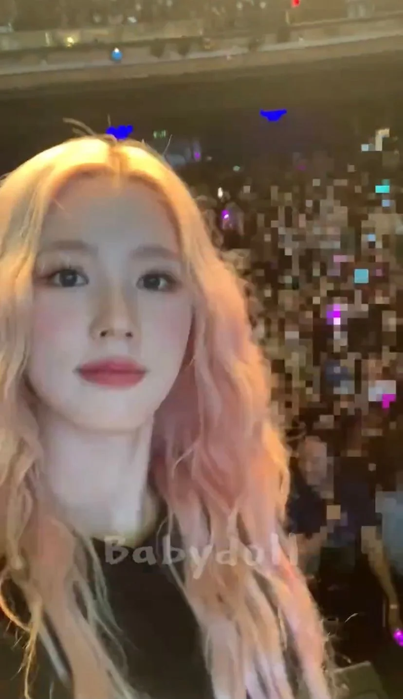 [잡담] 오늘 콘서트 앵콜 때 팬들 카메라로 셀카 많이 찍어준 미연 | 인스티즈