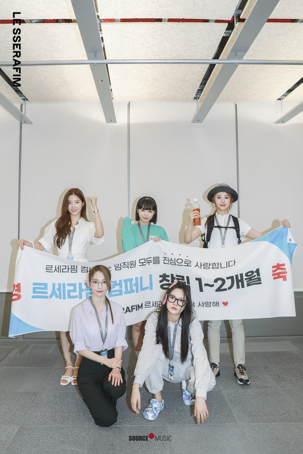 [잡담] 아니 무슨 아이돌 단체 사진에서 산악회 냄새가 이렇게 진동함? | 인스티즈