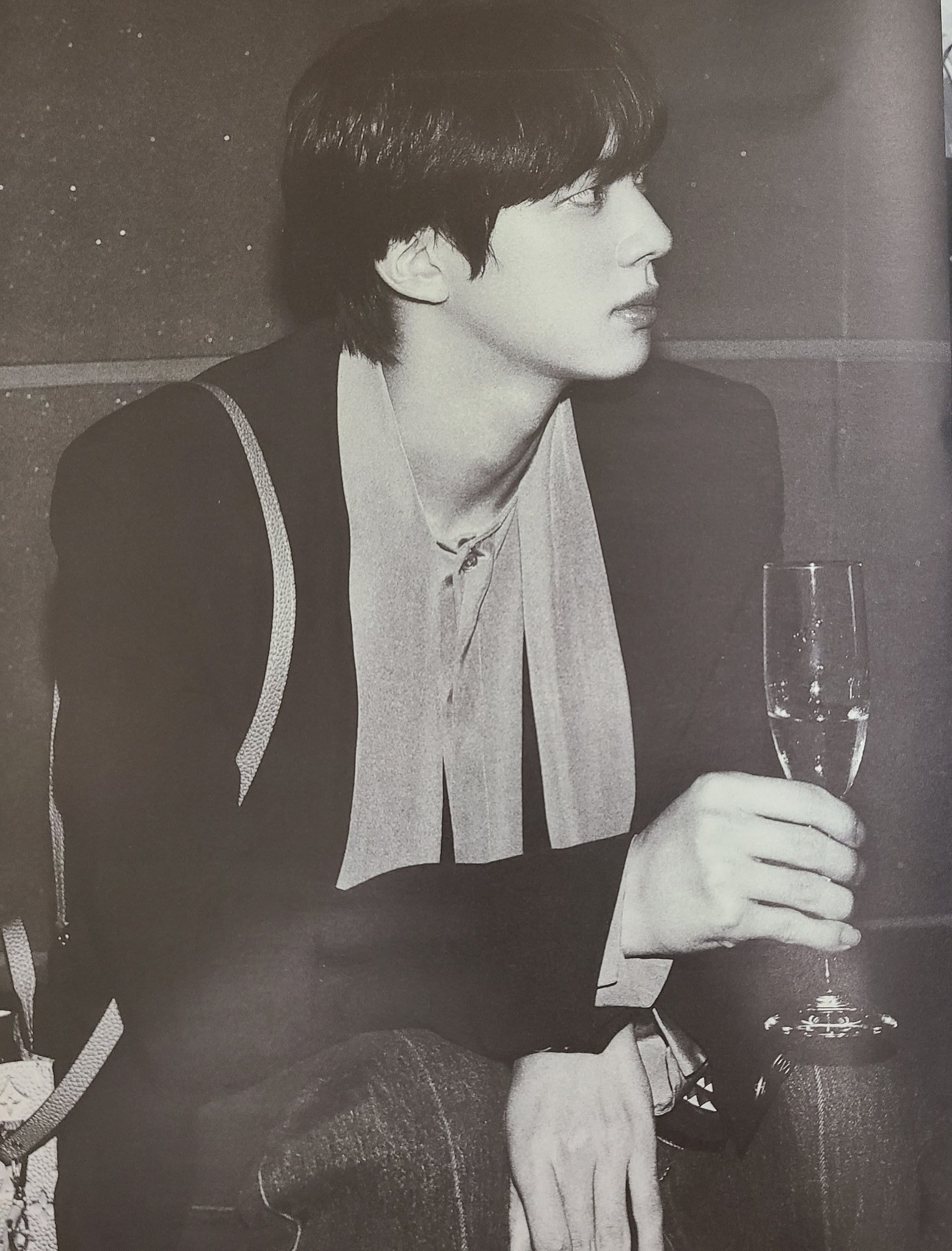 [잡담] 방탄 진 어제 시사회 셀럽 대기실에서 구석에 있어ㅋㅋㅋㅋ | 인스티즈