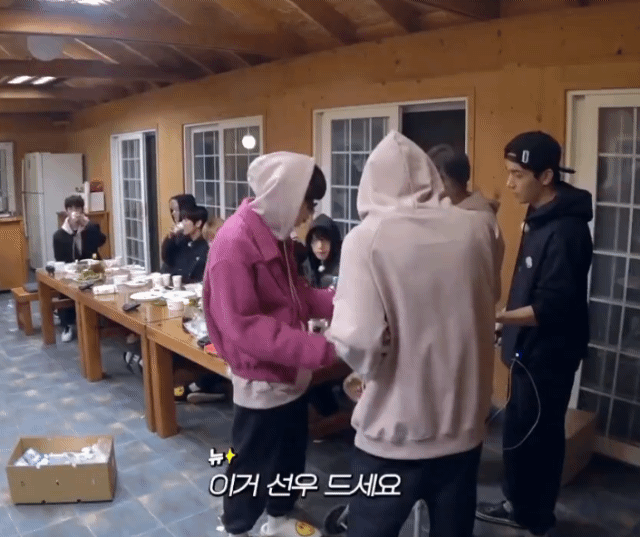 [잡담] 더보이즈에서 "냅둬 아빠주게"를 맡고있는 멤 | 인스티즈