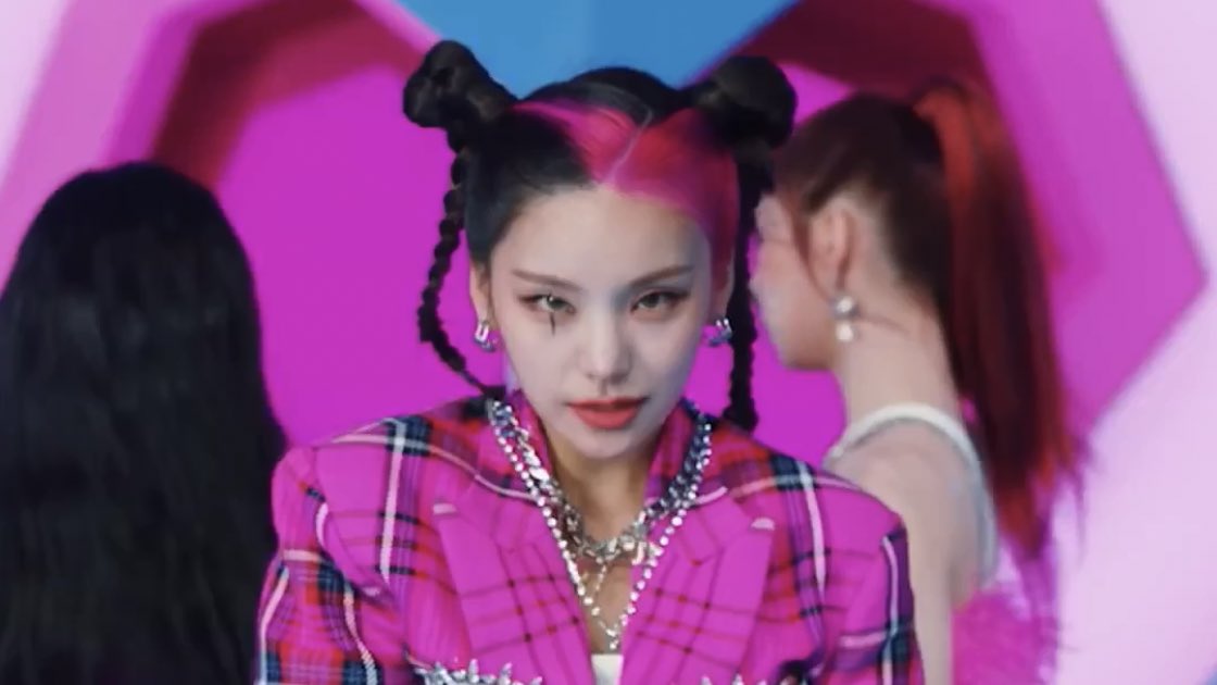 [잡담] 카리나 예지 둘 다 진짜 게임캐릭터 같애… | 인스티즈