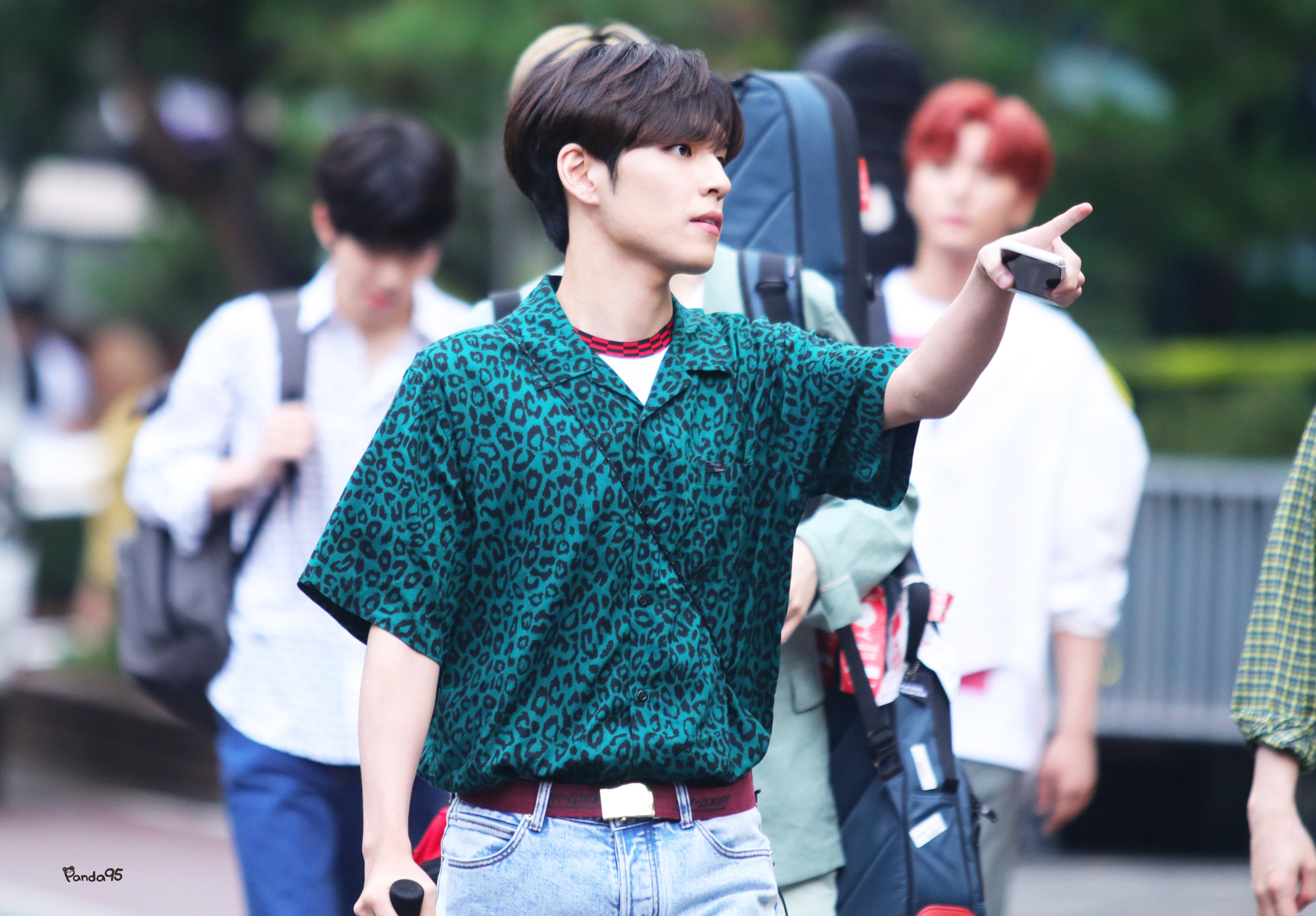 [잡담] 데식 원필 이 날 의상 진짜 어질어질한데 얼굴이 대박이야 | 인스티즈