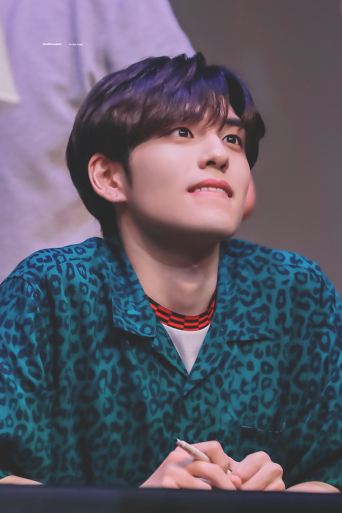 [잡담] 데식 원필 이 날 의상 진짜 어질어질한데 얼굴이 대박이야 | 인스티즈