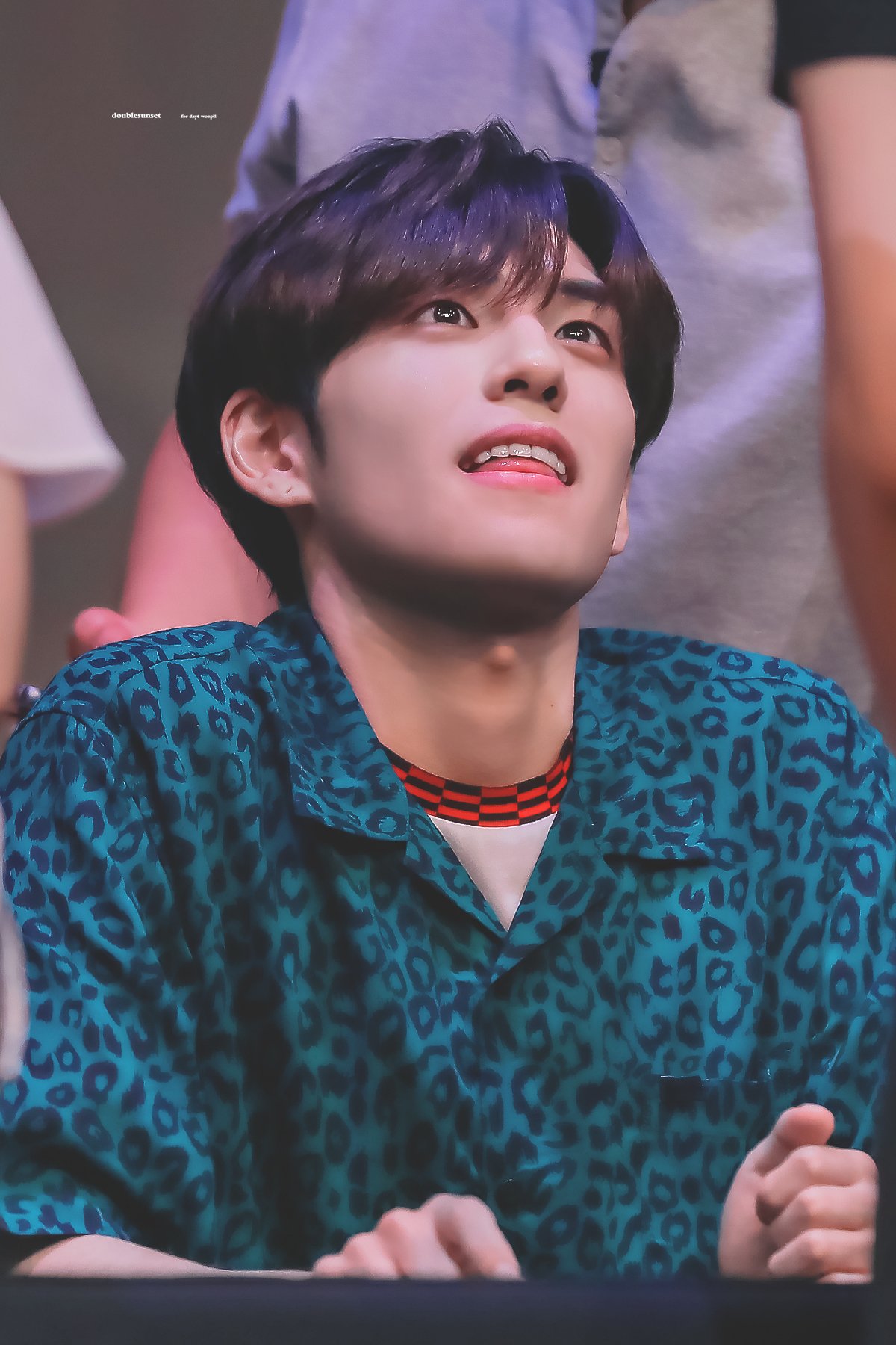 [잡담] 데식 원필 이 날 의상 진짜 어질어질한데 얼굴이 대박이야 | 인스티즈