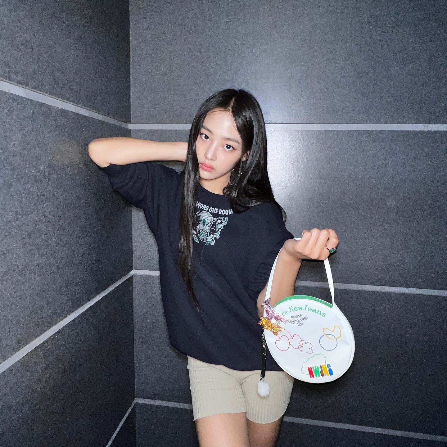 [잡담] 뉴진스 공계 인스타에 드디어 민지 가방 착샷 올라왔다 | 인스티즈