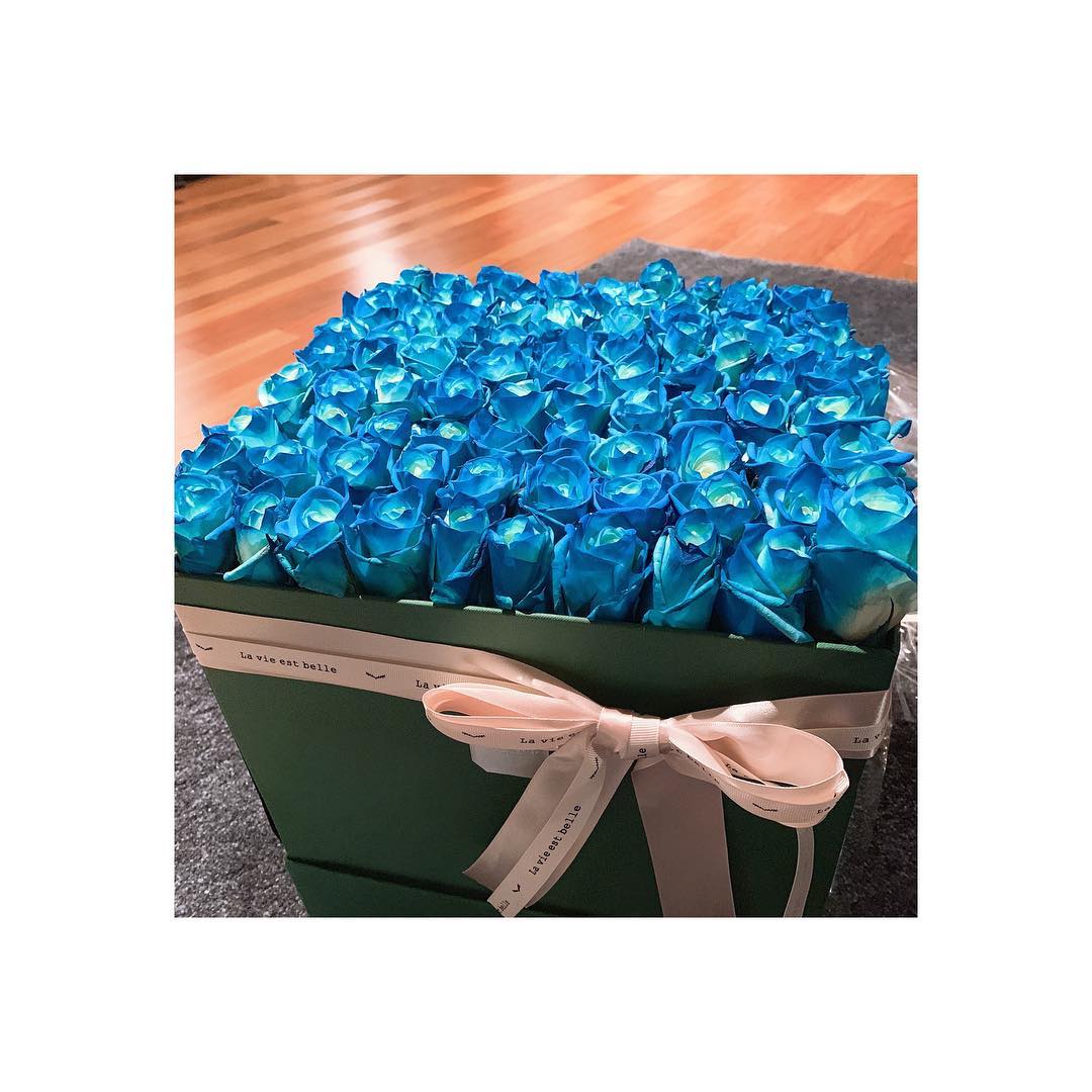 [잡담] 제니 인스타에 어머니가 준 파란장미 💙 | 인스티즈