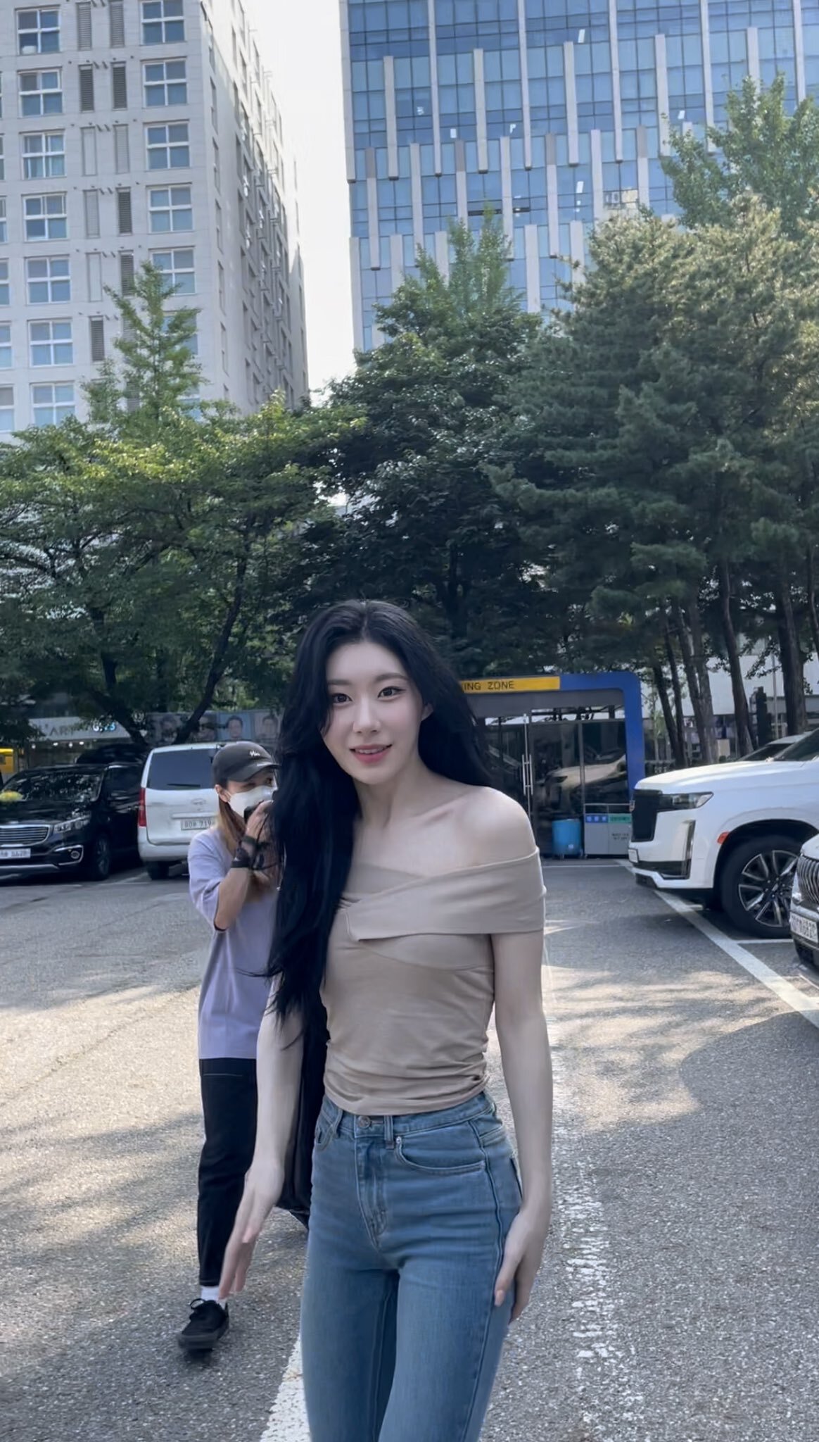 [잡담] 요즘 채령 보면 진짜 흑발하고 싶음..... | 인스티즈