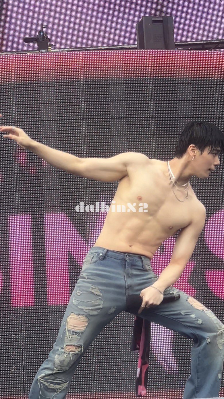 [잡담] 남자들한테도 인정받은 오늘자 워터밤 핫가이 | 인스티즈