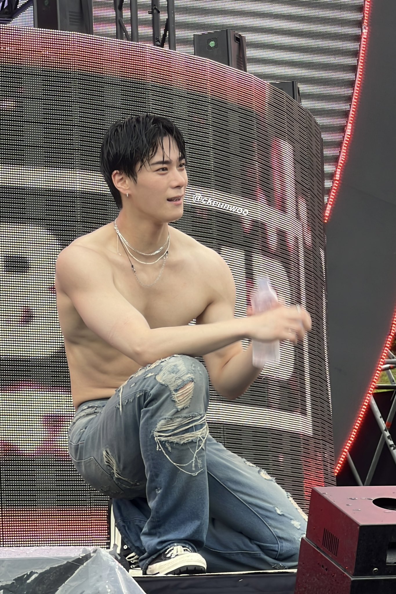 [잡담] 남자들한테도 인정받은 오늘자 워터밤 핫가이 | 인스티즈