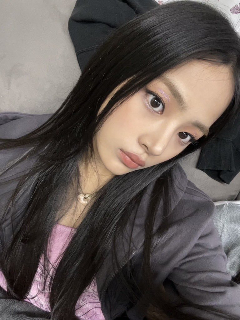 [잡담] 뉴진스 민지 앞머리+ 양갈래 셀카 | 인스티즈
