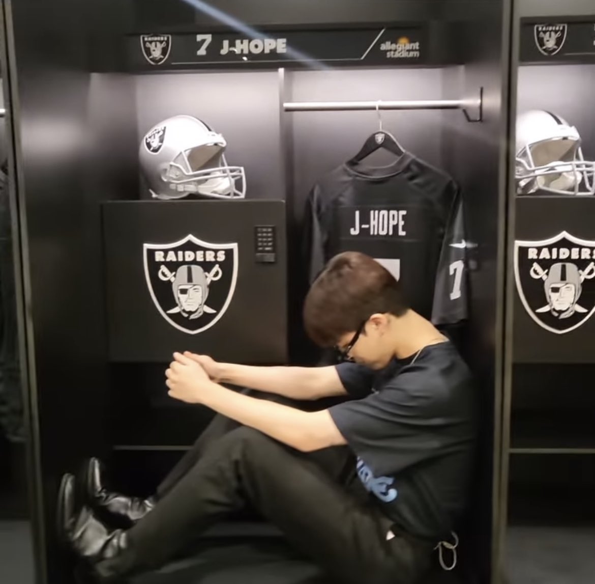 [잡담] 방탄 지민 붙는 옷 입고 다니는거 잘 어울려 | 인스티즈