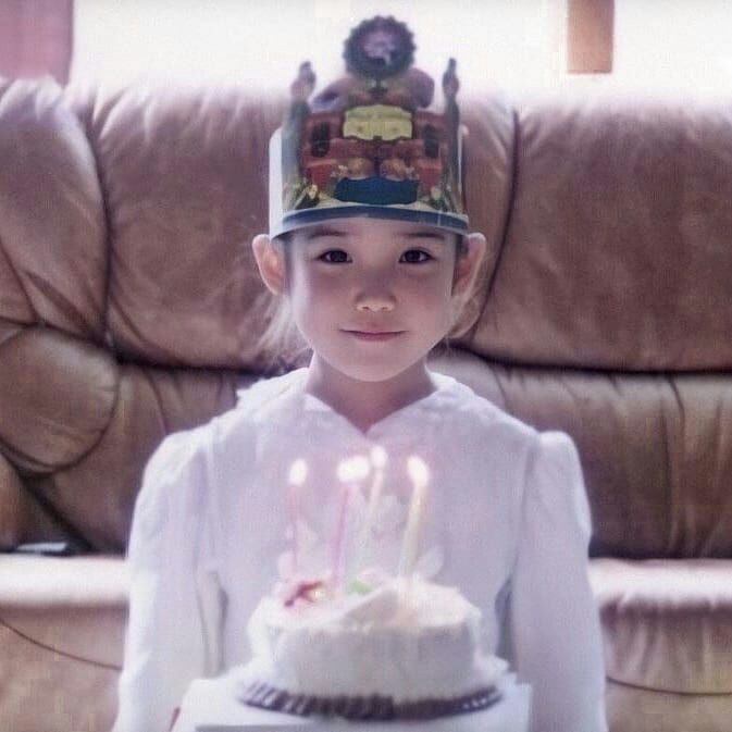 [잡담] 아이유 애기때 사진 똑같이 따라한 거 개귀얍다 (키트스포) | 인스티즈