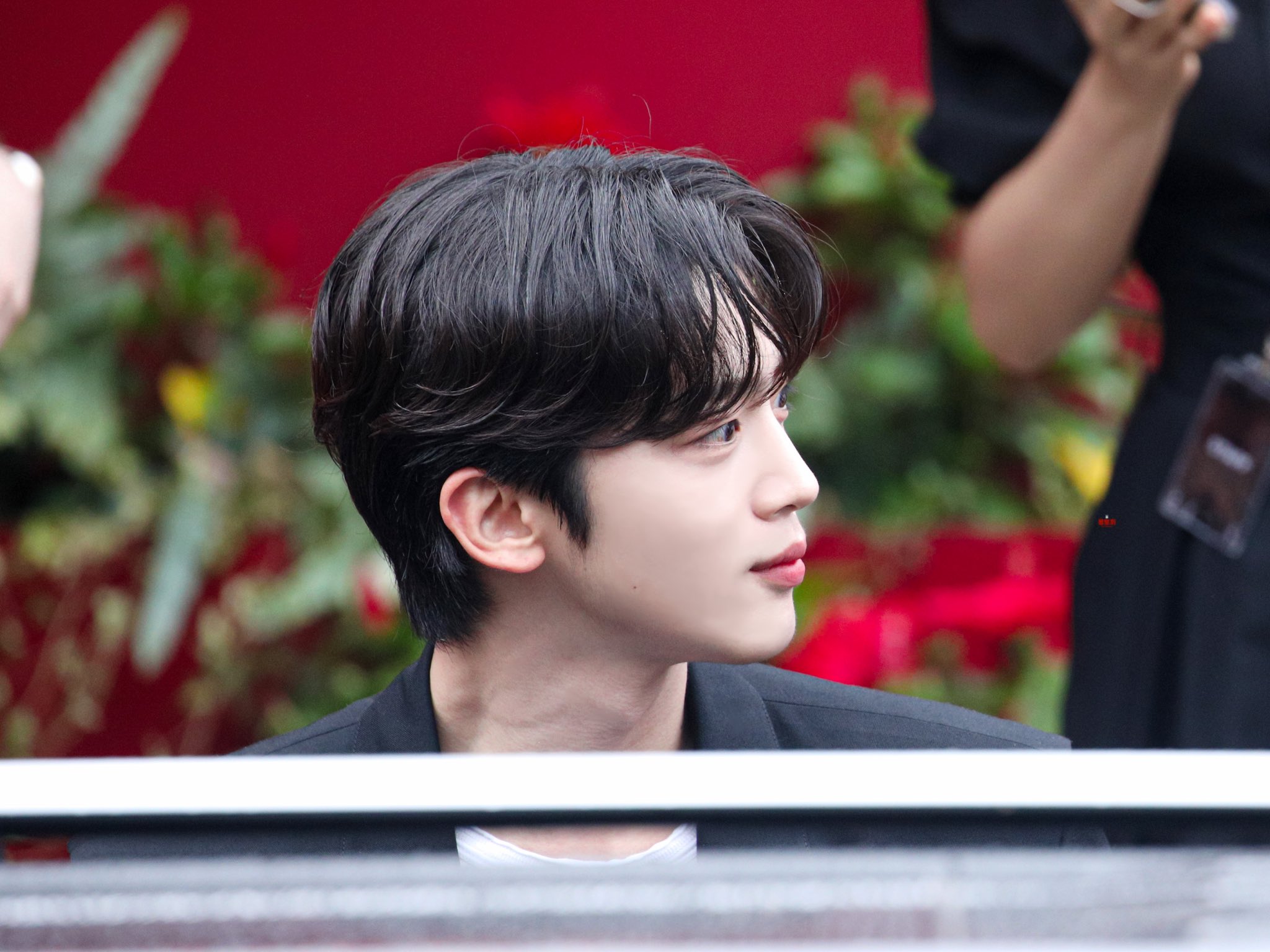 [잡담] 김요한 샤넬 팝업 고화질뜬거 진짜 잘생겼다 | 인스티즈