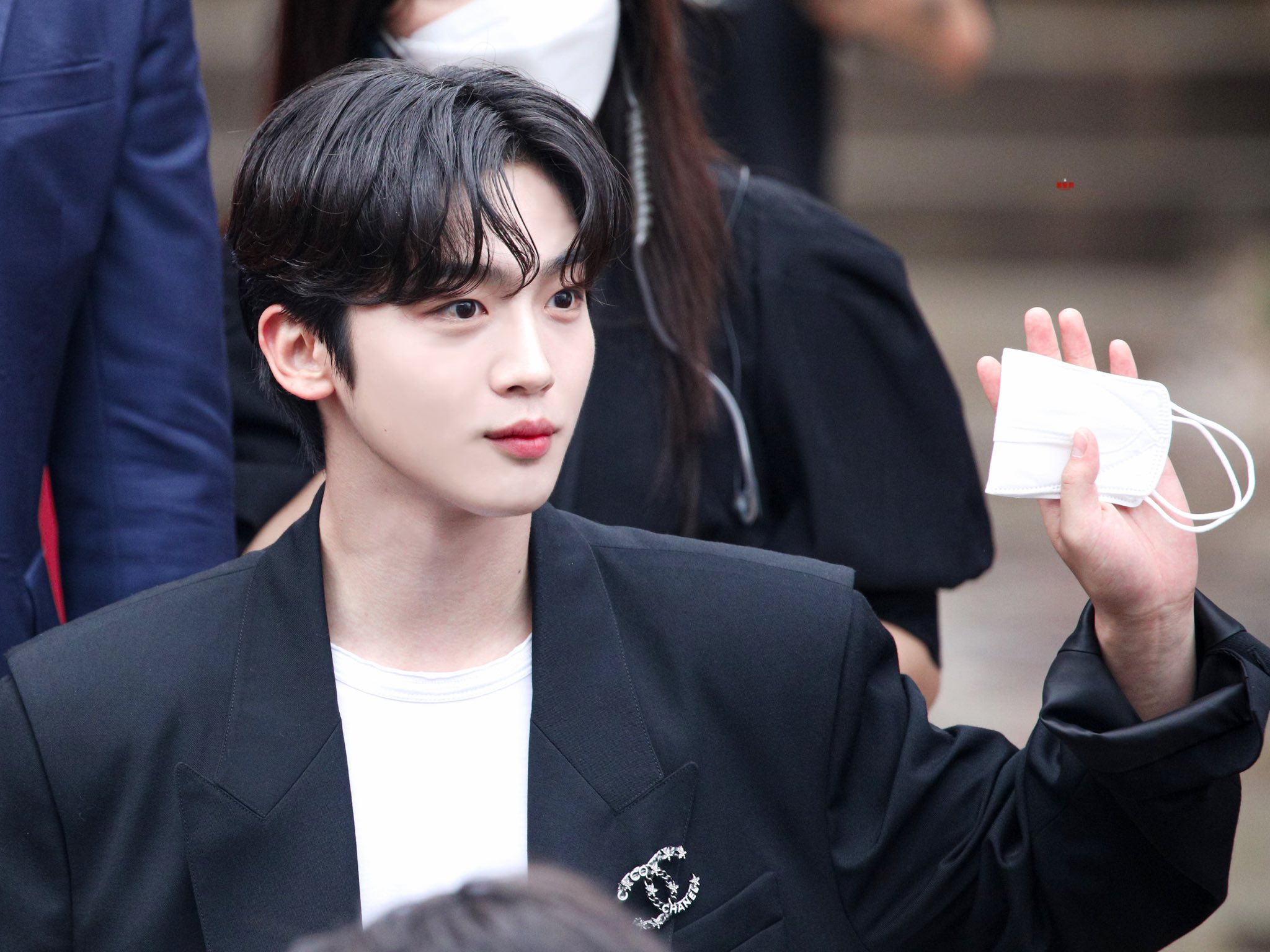 [잡담] 김요한 샤넬 팝업 고화질뜬거 진짜 잘생겼다 | 인스티즈