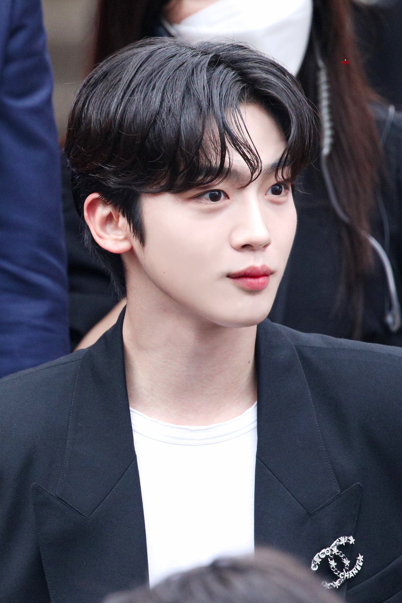 [잡담] 김요한 샤넬 팝업 고화질뜬거 진짜 잘생겼다 | 인스티즈