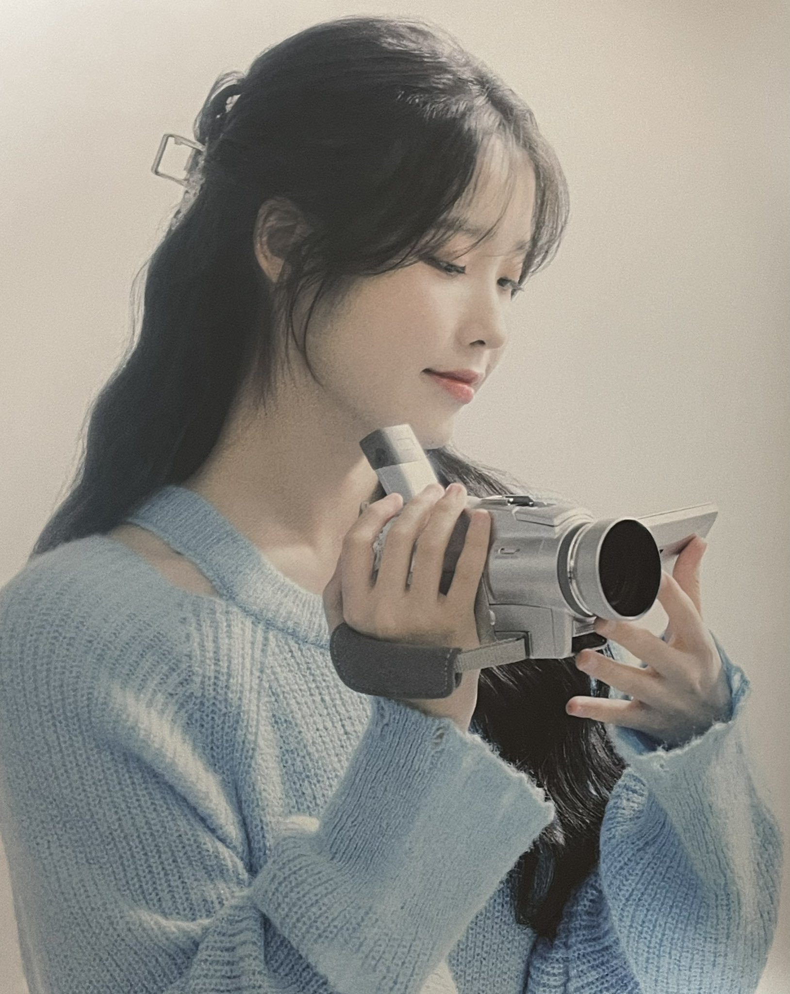 [잡담] 아이유 하늘색 니트 입으면 타율 좋구나 | 인스티즈